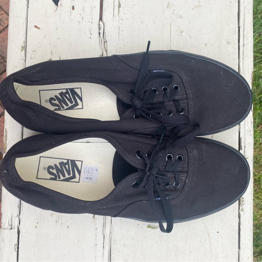 Black men’s Vans - price is negotiable :)